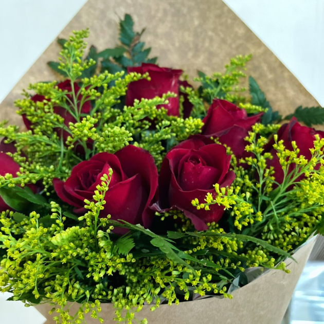 Buquê de rosas vermelhas em papel Kraft - Image 2